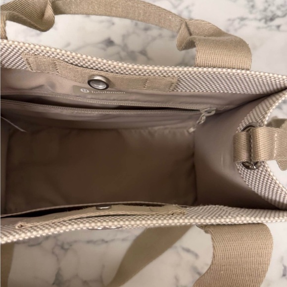 Lululemon beige tote bag - Picture 2 of 2